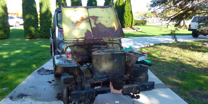 Illustration for article titled Here's What The Inside Of A Neglected World War II Jeep Engine Looks Like